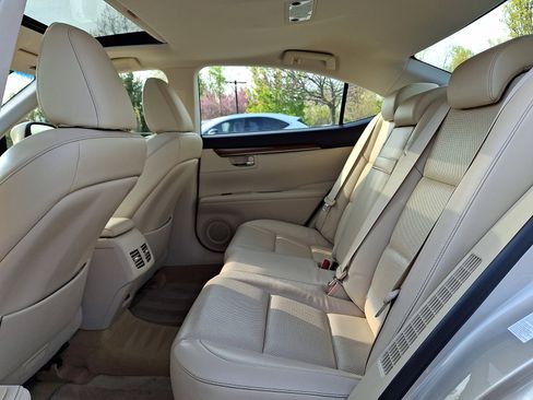 Used 2013 Lexus ES 300h w/ Luxury Pkg FWD image 10