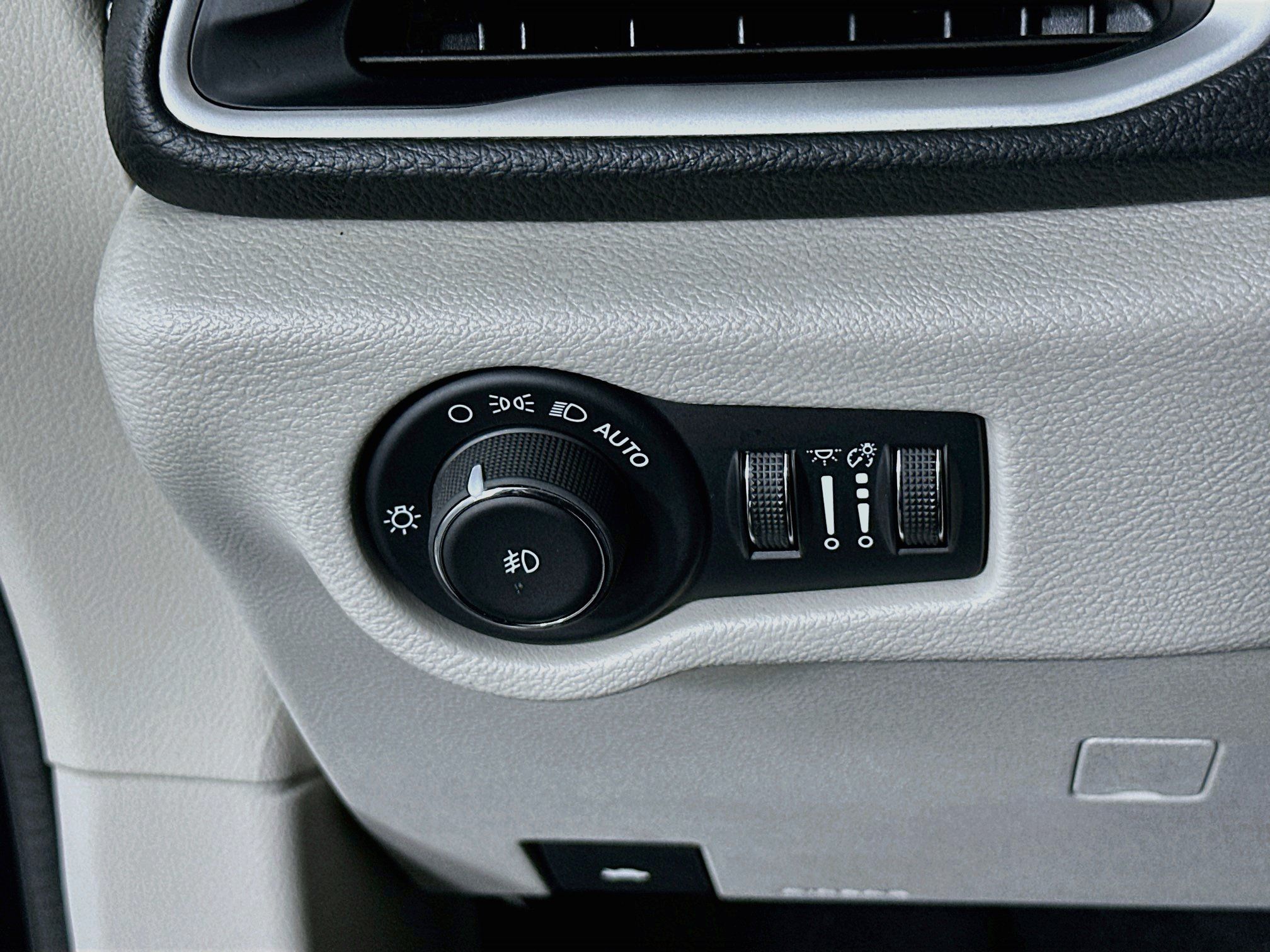 Used 2024 Chrysler Pacifica Limited FWD image 16