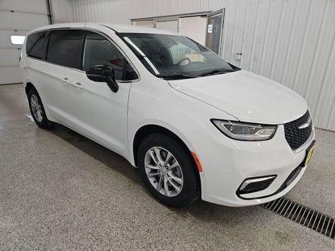 New 2026 Chrysler Pacifica Select image 6