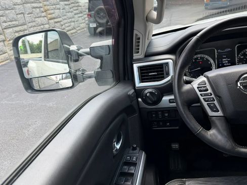 Used 2018 Nissan Titan PRO-4X w/ Pro-4x Convenience Package AWD/4WD image 18