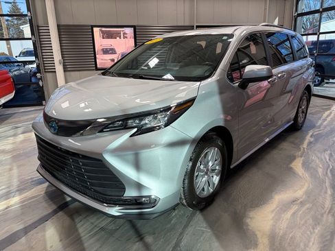 Used 2022 Toyota Sienna XLE image 4