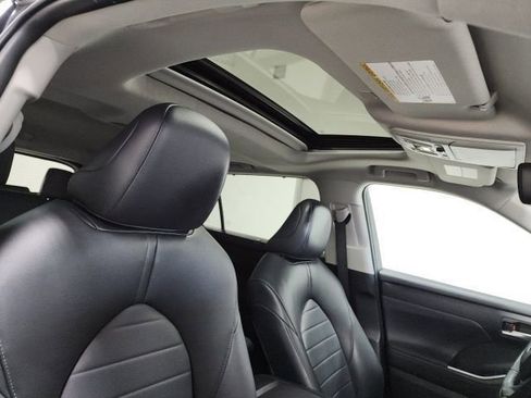 Used 2023 Toyota Highlander XLE image 3