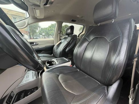 Used 2021 Chrysler Pacifica Touring-L FWD image 13
