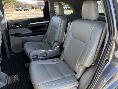 Used 2019 Toyota Highlander XLE image 27