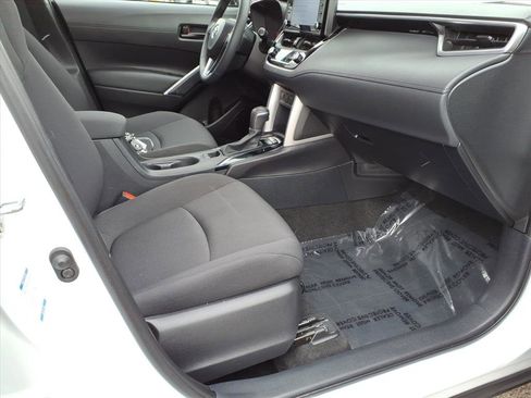 Certified 2022 Toyota Corolla Cross LE image 9