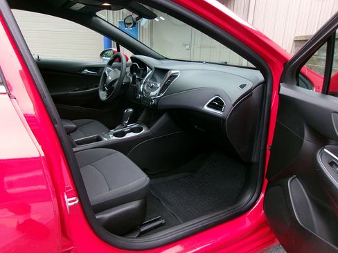 Used 2018 Chevrolet Cruze LT w/ Convenience Package image 9