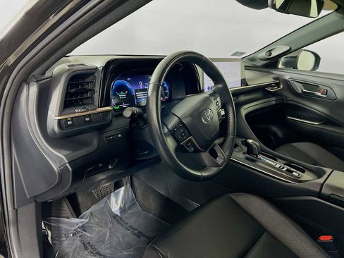 Used 2023 Toyota Crown Limited image 9