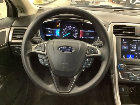Used 2017 Ford Fusion SE w/ Fusion SE Technology Package FWD image 7