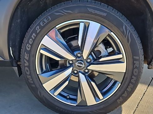 Used 2023 Nissan Rogue SL w/ SL Premium Package image 9