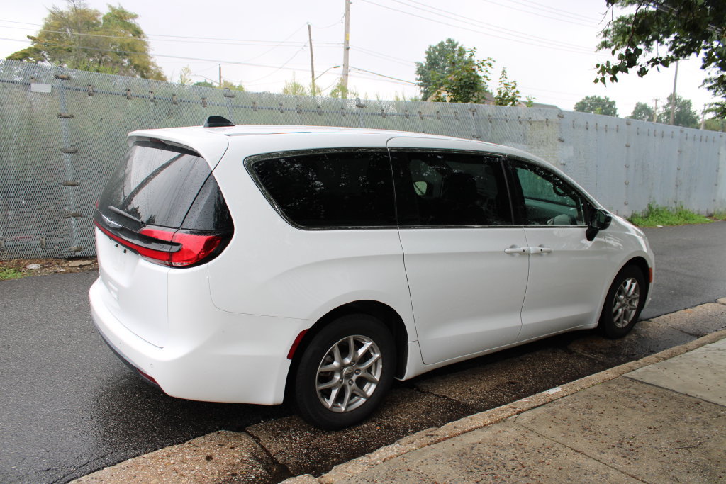 Used 2025 Chrysler Pacifica Select FWD image 5