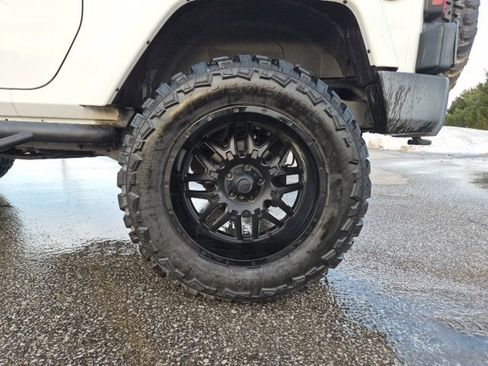 Used 2016 Jeep Wrangler Sahara w/ Connectivity Group image 9