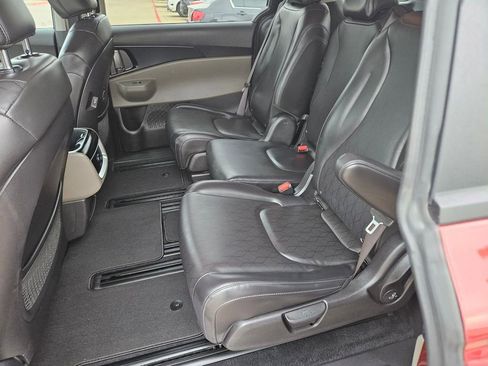 Used 2025 Kia Carnival image 27