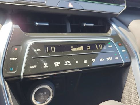 Used 2024 Toyota Venza XLE AWD/4WD image 18