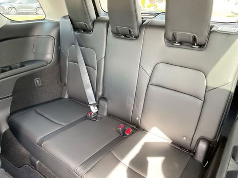 Used 2025 Nissan Pathfinder SL image 13