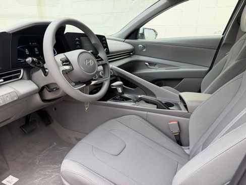 New 2026 Hyundai Elantra SE FWD image 4