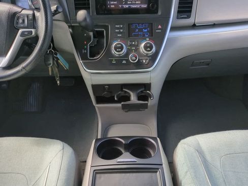 Used 2017 Toyota Sienna LE FWD image 19