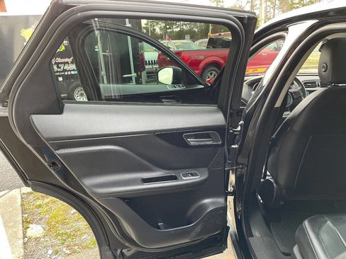 Used 2018 Jaguar F-PACE image 40