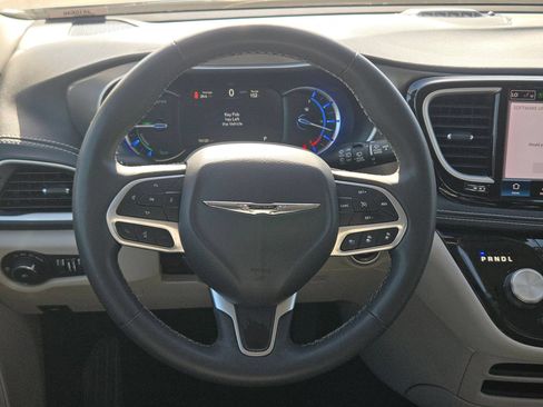 Used 2023 Chrysler Pacifica Touring-L FWD image 21