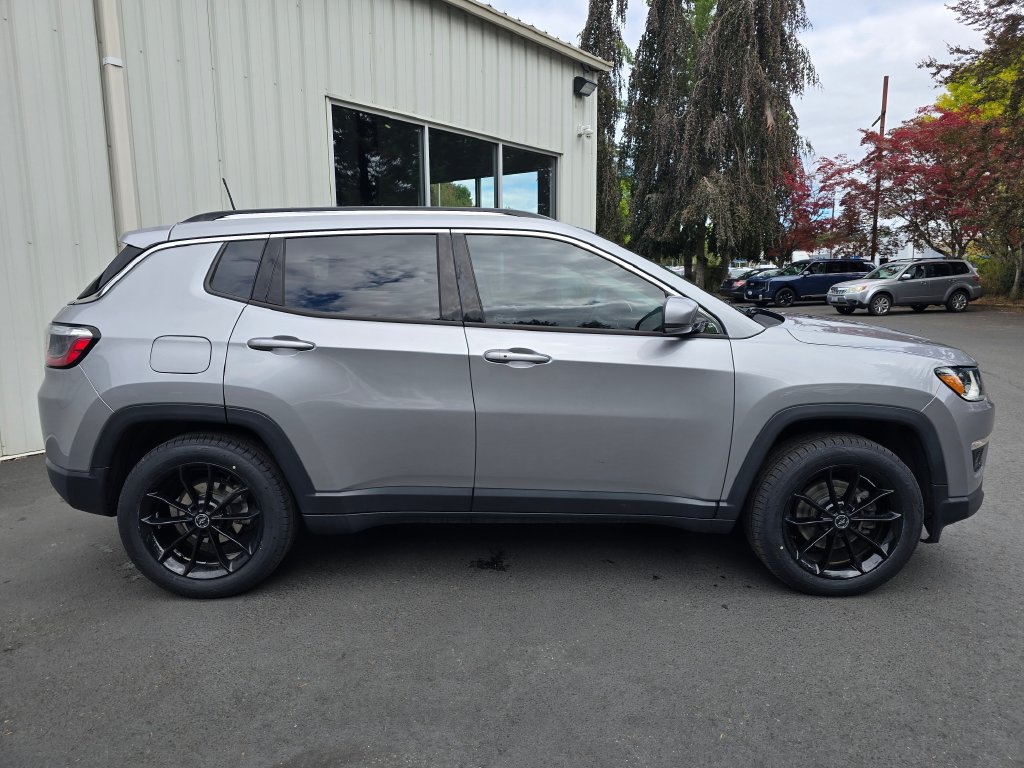 Used 2018 Jeep Compass Limited w/ Navigation Group FWD image 3