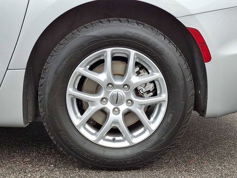 Used 2023 Chrysler Pacifica Touring-L image 37