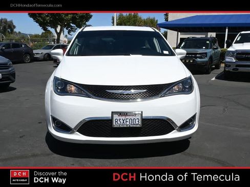 Used 2017 Chrysler Pacifica Touring-L FWD image 2