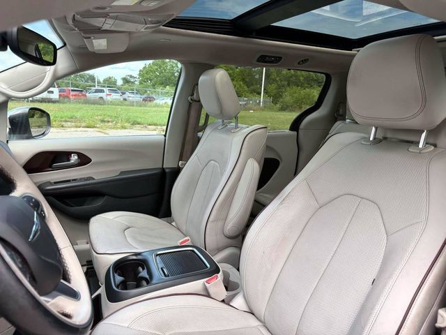 Used 2017 Chrysler Pacifica Limited w/ UConnect Theater Package FWD image 18