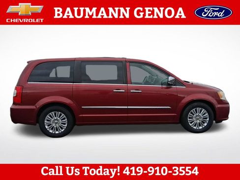 Used 2013 Chrysler Town & Country Touring-L w/ Premium Group FWD image 6