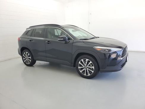 Used 2025 Toyota Corolla Cross XLE FWD image 4