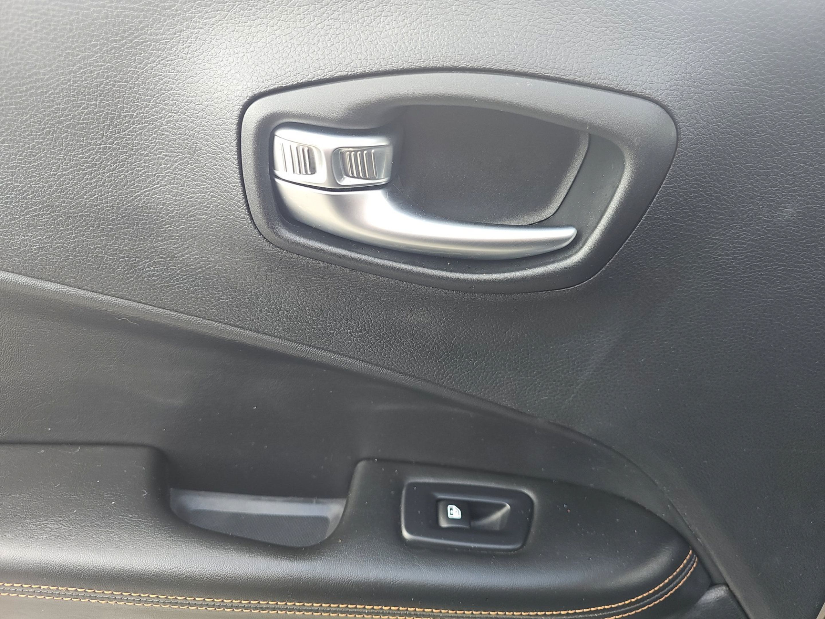 Used 2019 Jeep Compass Limited AWD/4WD image 11