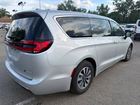 Used 2024 Chrysler Pacifica Limited FWD image 5