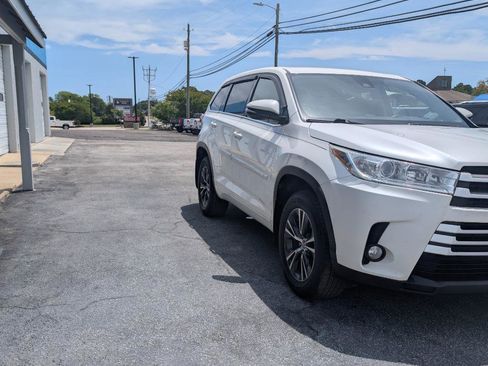 Used 2017 Toyota Highlander Plus FWD image 3