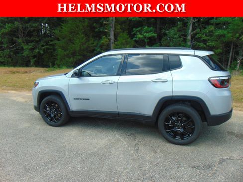 Certified 2025 Jeep Compass Latitude w/ Convenience Group AWD/4WD image 3