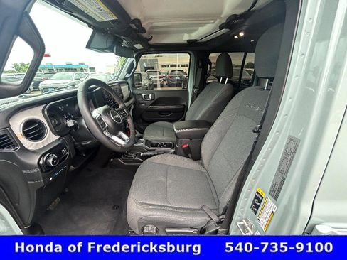 Used 2024 Jeep Wrangler Unlimited Sahara AWD/4WD image 16