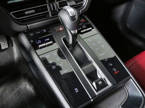 Used 2023 Porsche Macan AWD/4WD image 16