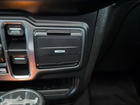 Used 2019 Jeep Wrangler Unlimited Sahara image 25