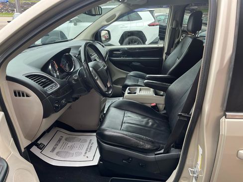 Used 2014 Chrysler Town & Country Touring image 20
