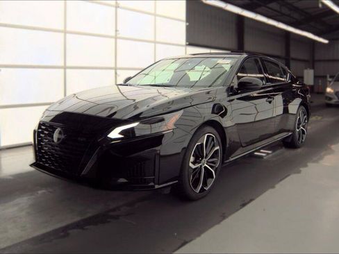 Used 2025 Nissan Altima 2.5 SR FWD image 2