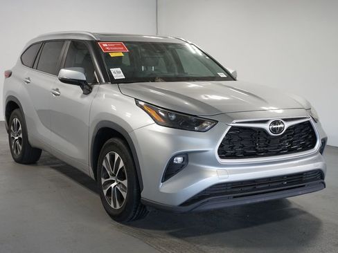 Used 2023 Toyota Highlander XLE image 3