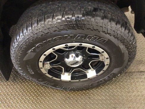 Used 2011 Toyota Tacoma 4x4 Access Cab V6 w/ TRD Sport Pkg image 31