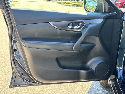 Used 2015 Nissan Rogue SV w/ SV Premium Package image 19