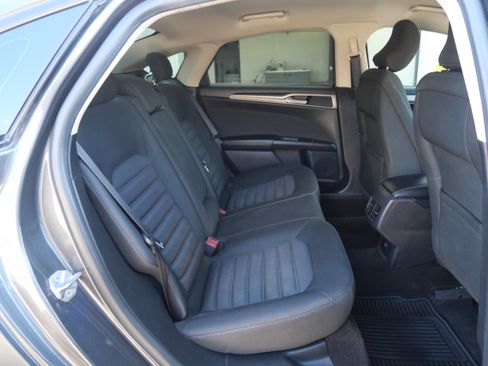 Used 2019 Ford Fusion SE image 12