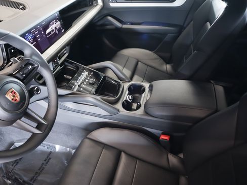 New 2026 Porsche Cayenne image 18