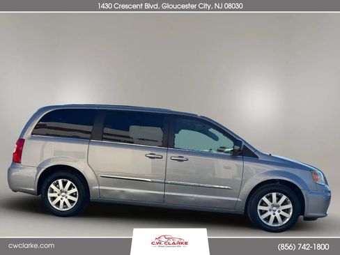 Used 2016 Chrysler Town & Country Touring image 5