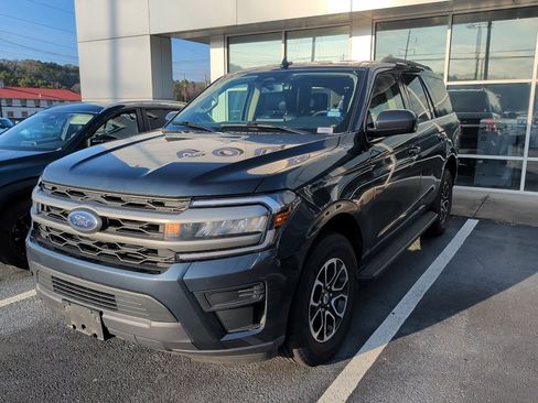 Certified 2024 Ford Expedition XLT image 3