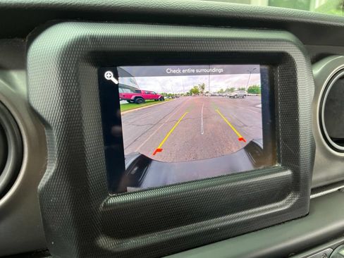 Used 2023 Jeep Gladiator Sport AWD/4WD image 3