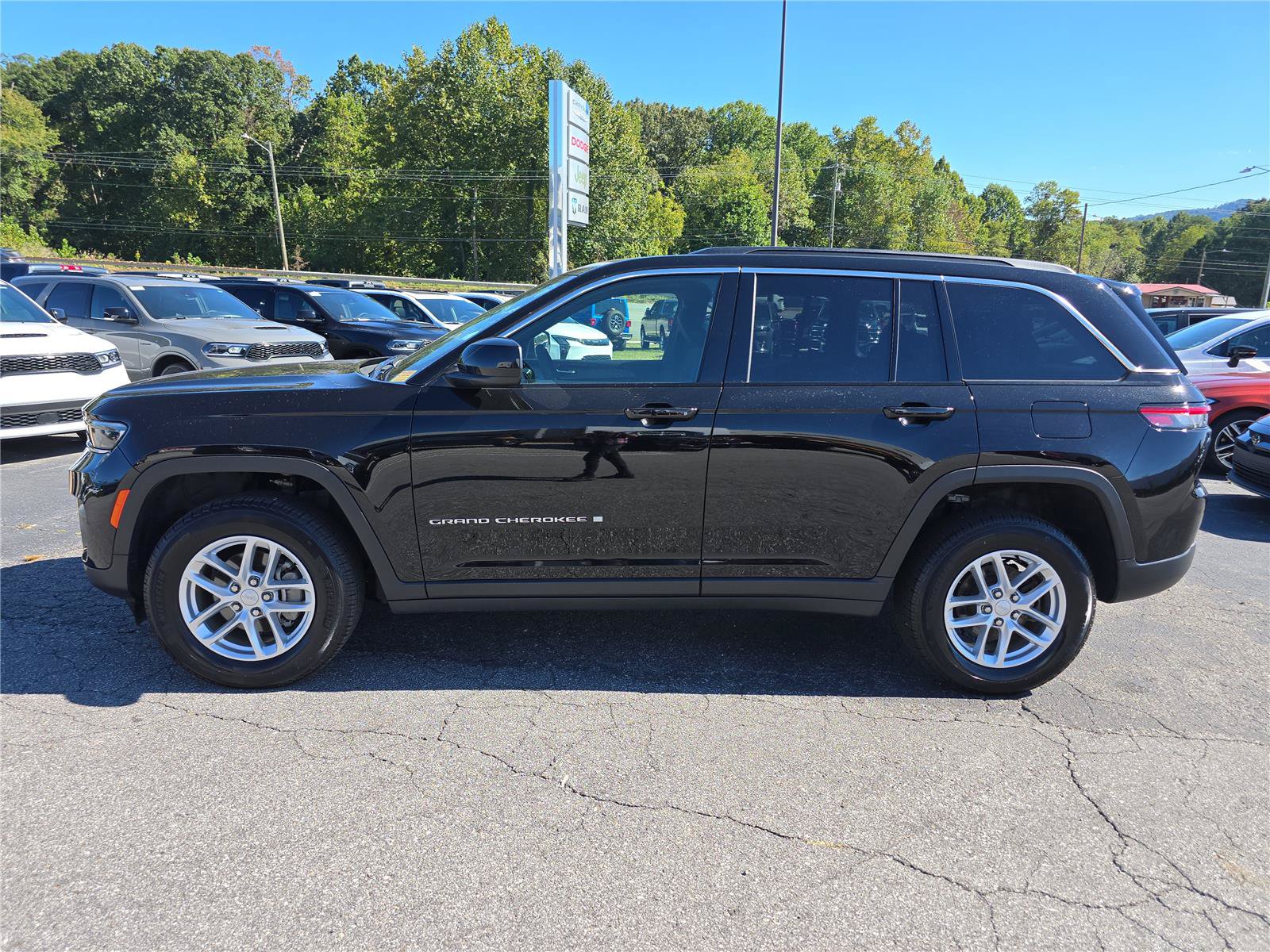 Used 2025 Jeep Grand Cherokee Laredo X w/ Luxury Tech Group I AWD/4WD image 6