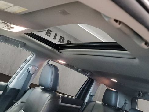 Used 2019 Toyota Highlander XLE AWD/4WD image 3