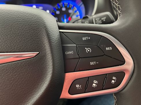 Used 2024 Chrysler Pacifica Touring-L FWD image 25