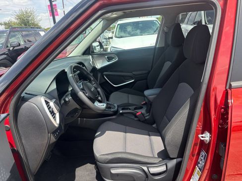 Used 2025 Kia Soul LX w/ LX Technology Package FWD image 24