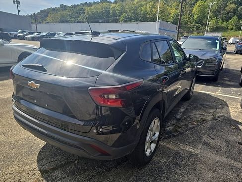 Used 2024 Chevrolet Trax LS w/ LS Convenience Package FWD image 3